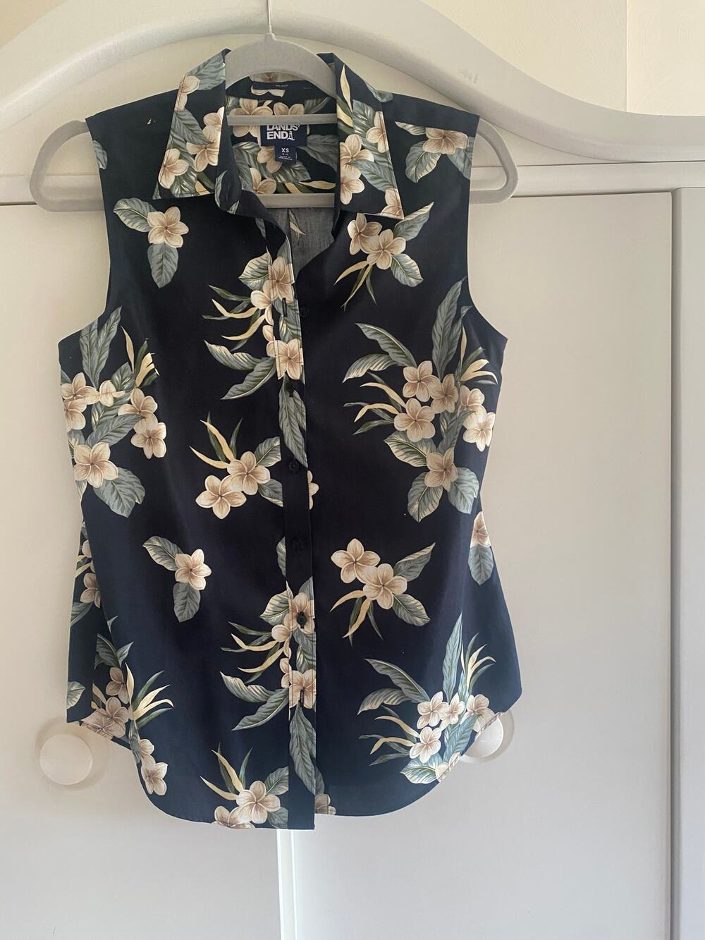 Land's End NWOT Sleeveless floral button down XS